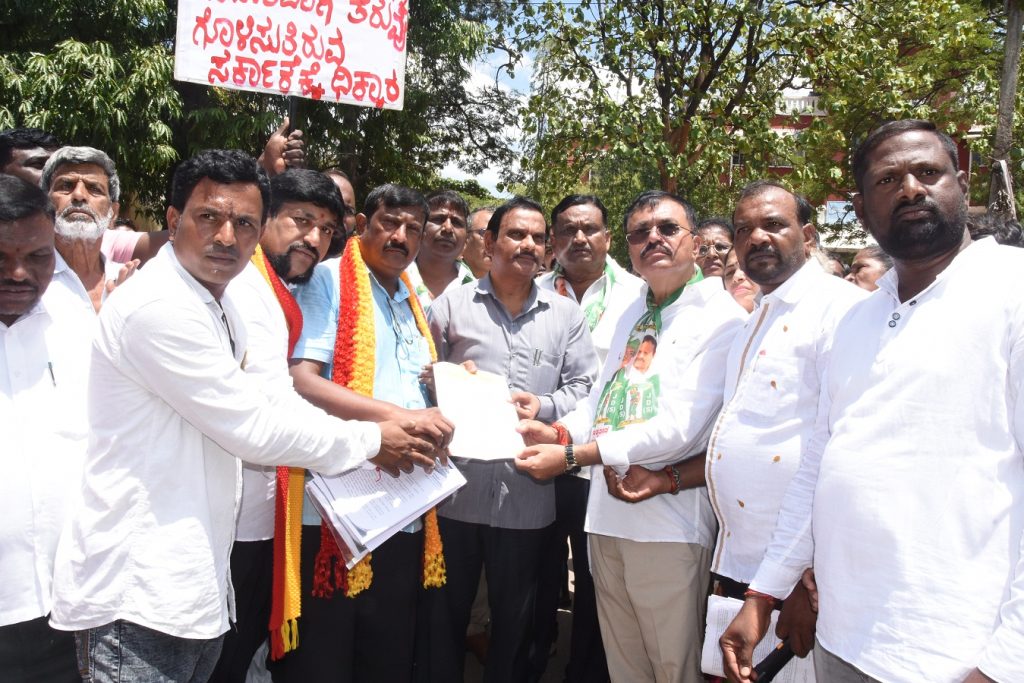 ನಗರದಲ್ಲಿ ಬೀದಿಬದಿ ವ್ಯಾಪಾರಿಗಳು ಪರ್ಯಾಯ ಜಾಗದ ವ್ಯವಸ್ಥೆಗೆ ಒತ್ತಾಯಿಸಿ ತಮಟೆ ಚಳವಳಿ